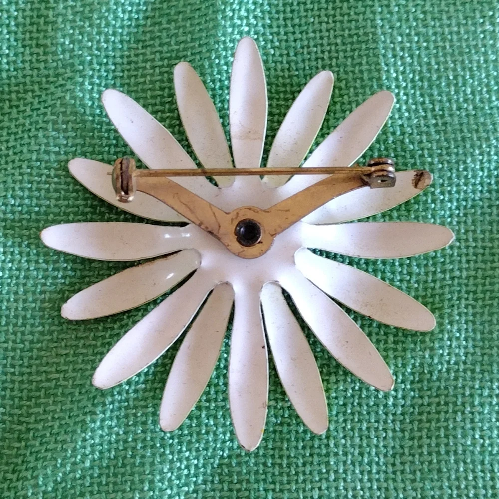 70s Daisy Pin - Picture 2 of 2